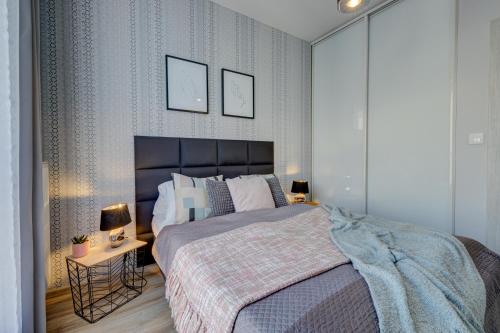 En eller flere senge i et værelse på LM APARTAMENTY PODGÓRNA Stare Miasto