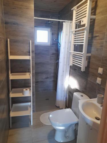 łazienka z toaletą i umywalką w obiekcie Kalimera w Sarbinowie