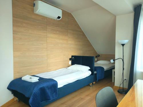 Pokój z 2 łóżkami, lampką i krzesłem w obiekcie Villa AgaTomDom w Gdańsku