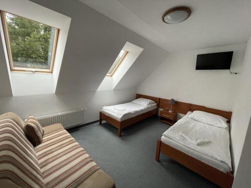 מיטה או מיטות בחדר ב-Leśniczówka "Przyłęsko"
