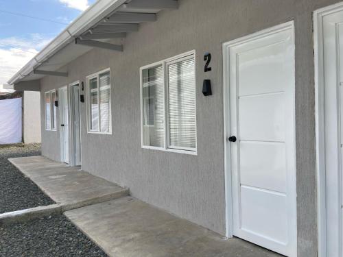 Una casa con una puerta blanca a un lado. en LA VARIANTE, en Zarzal