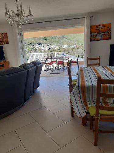 ein Wohnzimmer mit einem Sofa und einem Tisch in der Unterkunft Villa 180° C de vue imprenable in Sisco