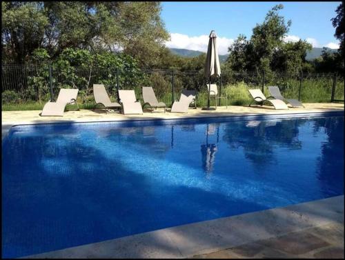 Bazén v ubytovaní Maison au calme avec piscine et climatisation alebo v jeho blízkosti