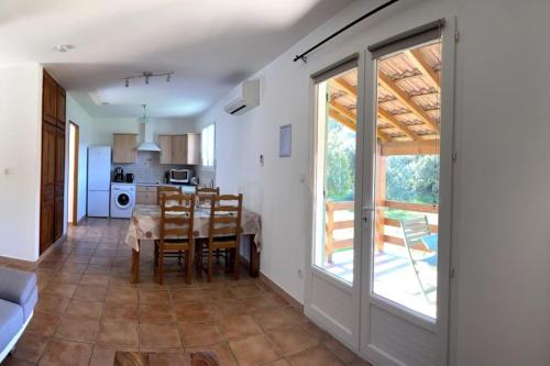 Kuchyňa alebo kuchynka v ubytovaní Maison au calme avec piscine et climatisation