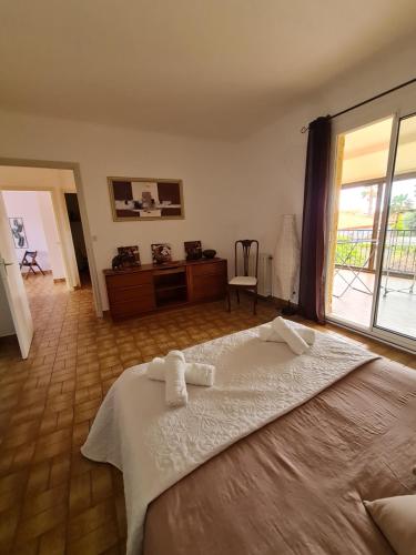 une chambre avec un lit avec deux serviettes dessus dans l'établissement La maison ensoleillée, à Rivesaltes