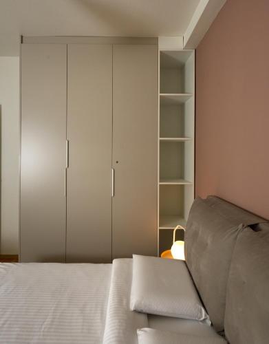 Postel nebo postele na pokoji v ubytování Blu & Marrone Suites-parking included