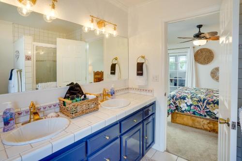 baño con 2 lavabos y espejo grande en Dreamy Catalina Island Home, Walk to Beach and Ferry, en Avalon