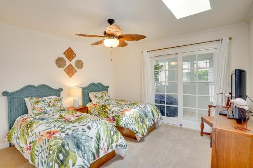 Un dormitorio con dos camas y un ventilador de techo. en Dreamy Catalina Island Home, Walk to Beach and Ferry, en Avalon