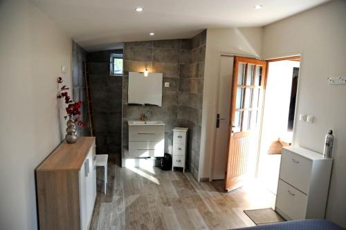 Koupelna v ubytování Mobil Home + dépendance dans jolie parc privé