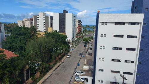 uma vista aérea de uma rua da cidade com edifícios em Apartamento Intermares em Cabedelo