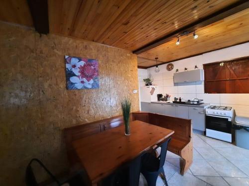 - une cuisine avec une table en bois dans une chambre dans l'établissement La Caz à Irène, à Saint-Joseph