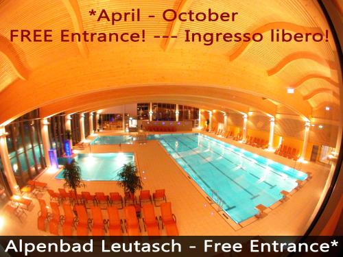 ロイタッシュにあるBergfrieden Leutasch/Seefeldの大型スイミングプールの景色