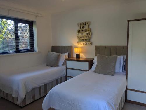 Pokój z 2 łóżkami i oknem w obiekcie Purbeck Escape w mieście Wareham