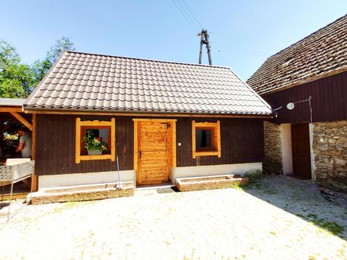 Casa con puerta de madera y pared de piedra en 100 letni domek - W POLU DOBREJ ENERGII, 