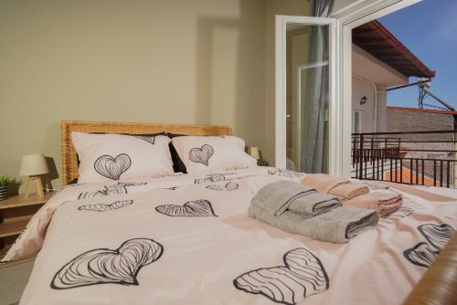 ein Schlafzimmer mit einem Bett mit einem darauf gezogenen Herz in der Unterkunft Bridge Brazen in Edessa
