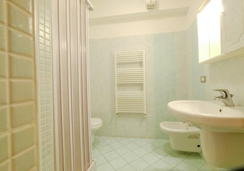 uma casa de banho branca com um lavatório e um WC em Poseidon 5 - Pineto Vacanza em Pineto