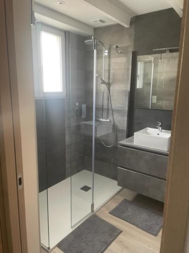 une salle de bain avec une douche en verre et un lavabo dans l'établissement MAISON LOTI, à Les Sables-dʼOlonne