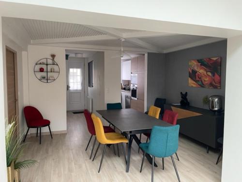 une salle à manger et une cuisine avec une table et des chaises dans l'établissement MAISON LOTI, à Les Sables-dʼOlonne