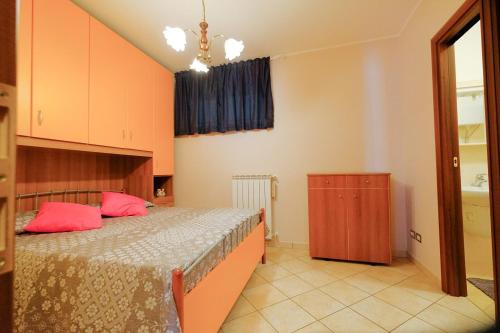 Ένα ή περισσότερα κρεβάτια σε δωμάτιο στο Poseidon 5 - Pineto Vacanza