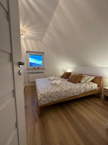 um quarto com uma cama com um tecto branco em ZACISZE W MIEŚCIE em Ustrzyki Dolne