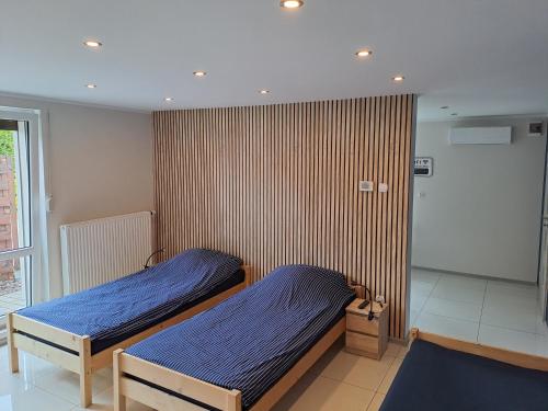 um quarto com duas camas num quarto com em Cztery Kąty Apartament Wągrowiec em Wągrowiec