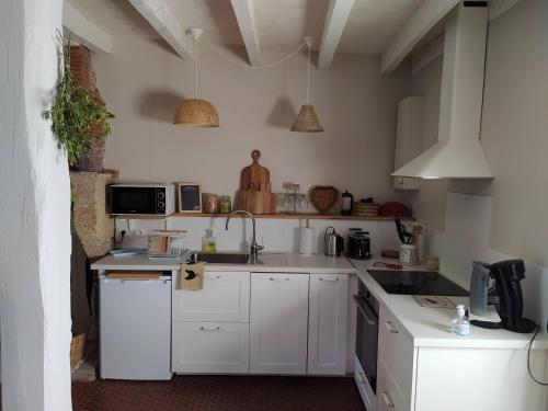 Kuchyňa alebo kuchynka v ubytovaní La Petite Saubotte