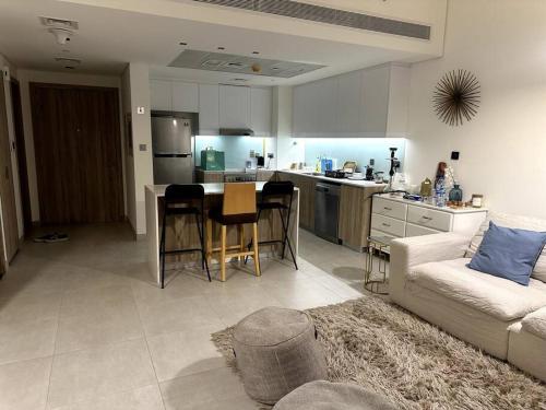 Η κουζίνα ή μικρή κουζίνα στο Cozy Al Raha Beach Home