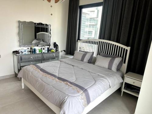 Postel nebo postele na pokoji v ubytování Cozy Al Raha Beach Home