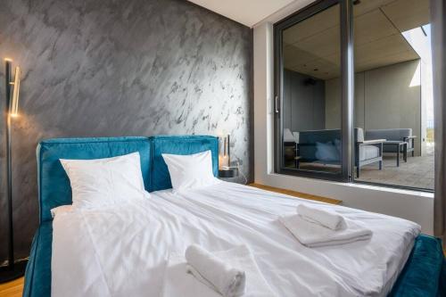 una camera da letto con un grande letto con due asciugamani di Pärnu Luxury Penthouse a Pärnu