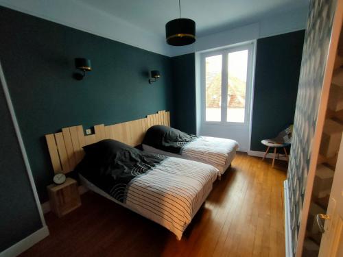 1 dormitorio con cama y ventana en Au petit châtillonnais, en Châtillon-sur-Seine