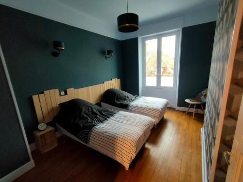 une chambre avec un lit et une fenêtre dans l'établissement Au petit châtillonnais, à Châtillon-sur-Seine