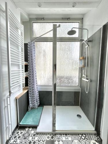 La salle de bains est pourvue d'une douche et d'une fenêtre. dans l'établissement La Maison Faidherbe, Malo-les-bains, à Dunkerque