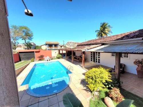 une image d'une piscine dans une maison dans l'établissement Casa de praia / piscina, à Santa Cruz Cabrália