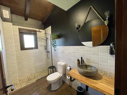 Bilik mandi di APARTAMENTOS DOÑA JIMENA DEL AMBROZ 4 Estrellas complejo único en el centro del pueblo