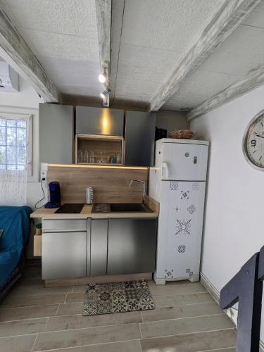 une cuisine avec un évier et un réfrigérateur dans l'établissement La siesta, à Argelès-sur-Mer