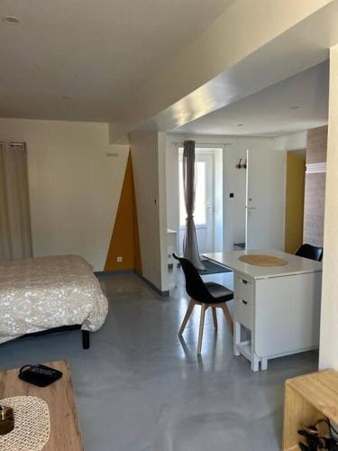 - une chambre avec un lit, un bureau et une chaise dans l'établissement Chez Jessica, à Chaumont-sur-Loire