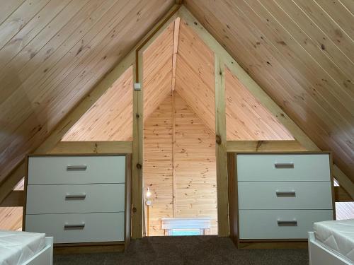 Postel nebo postele na pokoji v ubytování Domek letniskowy nad jeziorem