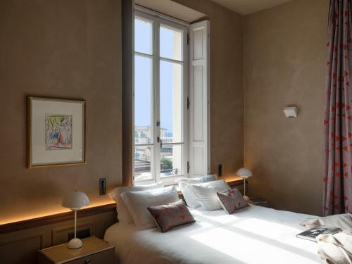 - une chambre avec un grand lit et une fenêtre dans l'établissement Paradis Pietrasanta, à Pietrasanta