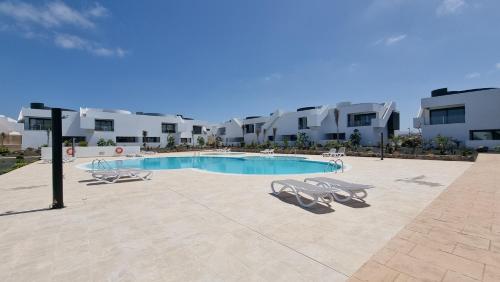 The swimming pool at or close to Casilla de Costa Luxury home