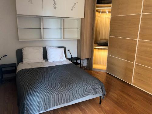 Cet appartement comprend une chambre avec un lit et une cuisine. dans l'établissement La Villa W’ILLYS, à Montpellier