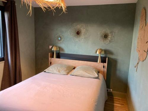 1 dormitorio con 1 cama con 2 almohadas en Chez Gaston, les gîtes de cazes, en Sérignac