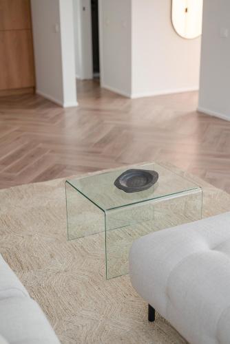 a glass coffee table in a living room at Island House atostogų namai in Gaylyunay