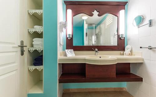 a bathroom with a sink and a mirror at Appartements VUE MER et PARC in Sainte-Luce