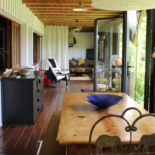 - une cuisine avec une table en bois et un bol dans l'établissement la maison face au port, à Lège-Cap-Ferret