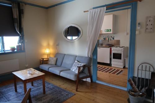een woonkamer met een bank en een tafel bij Hammarstrand B&B och lägenhet in Hammarstrand