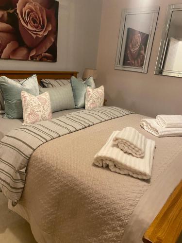 Säng eller sängar i ett rum på Tide Cleddau impressive detached 4 bedroom home - Llanreath