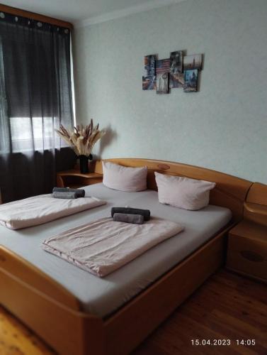2 camas en un dormitorio con 2 almohadas en Graz-Apartments 01 en Graz