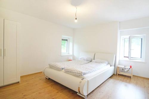 ein Schlafzimmer mit einem weißen Bett in einem weißen Zimmer in der Unterkunft traumhaftes Haus in idyllischer Lage 