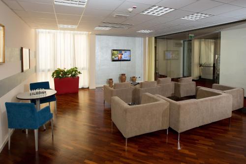 una sala d'attesa con divani e sedie in un edificio di Hotel Kursaal BB a Salsomaggiore Terme