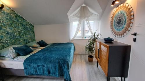 Un pat sau paturi într-o cameră la Apartamenty Bujaki Ustroń